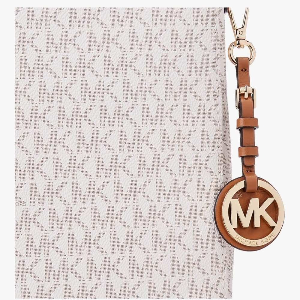Michael Kors Purse (Vanilla Jet Set Travel Bag) - Picture 2 of 6